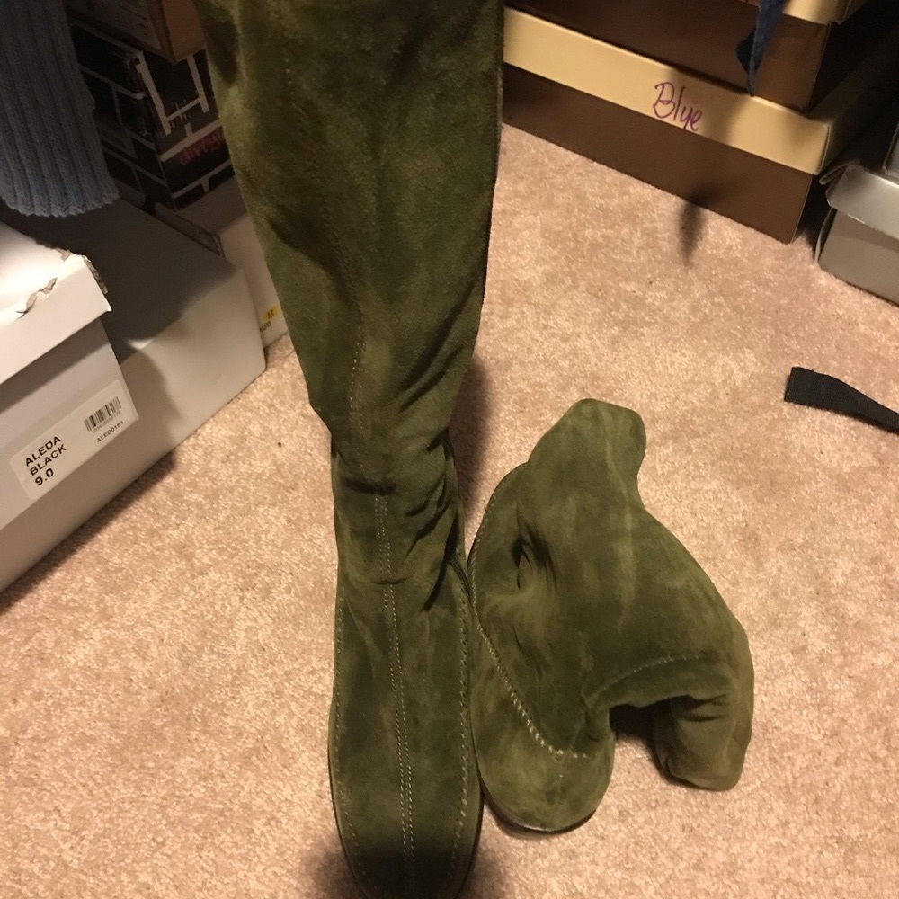 Mid length wedge Olive green boots